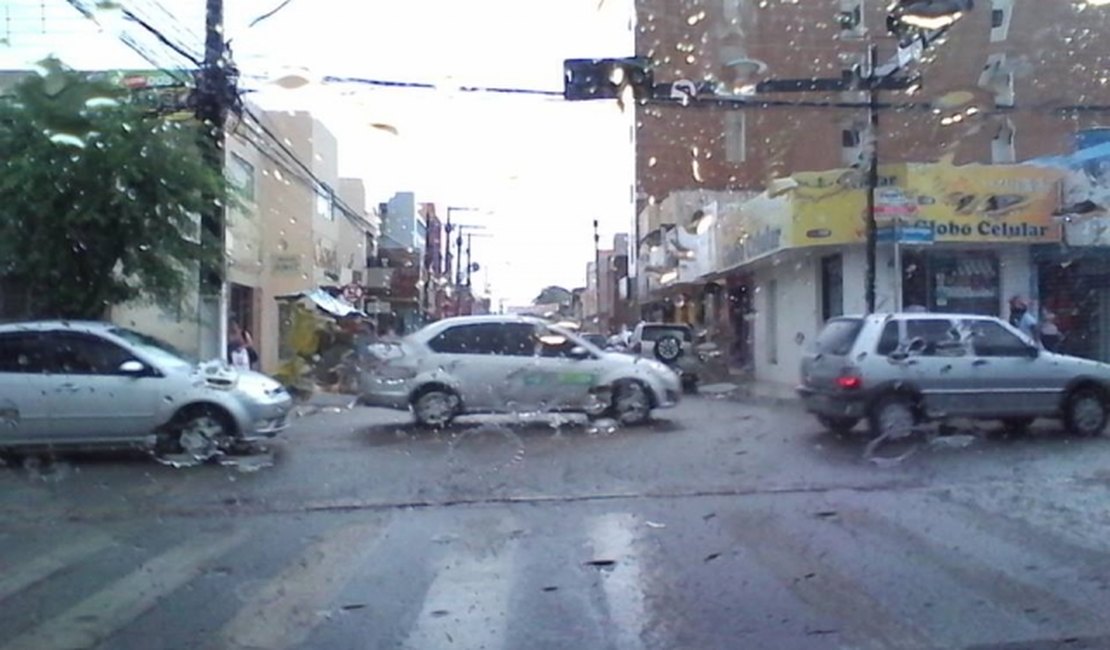 Chuvas complicam trânsito e deixam ruas alagadas em Arapiraca