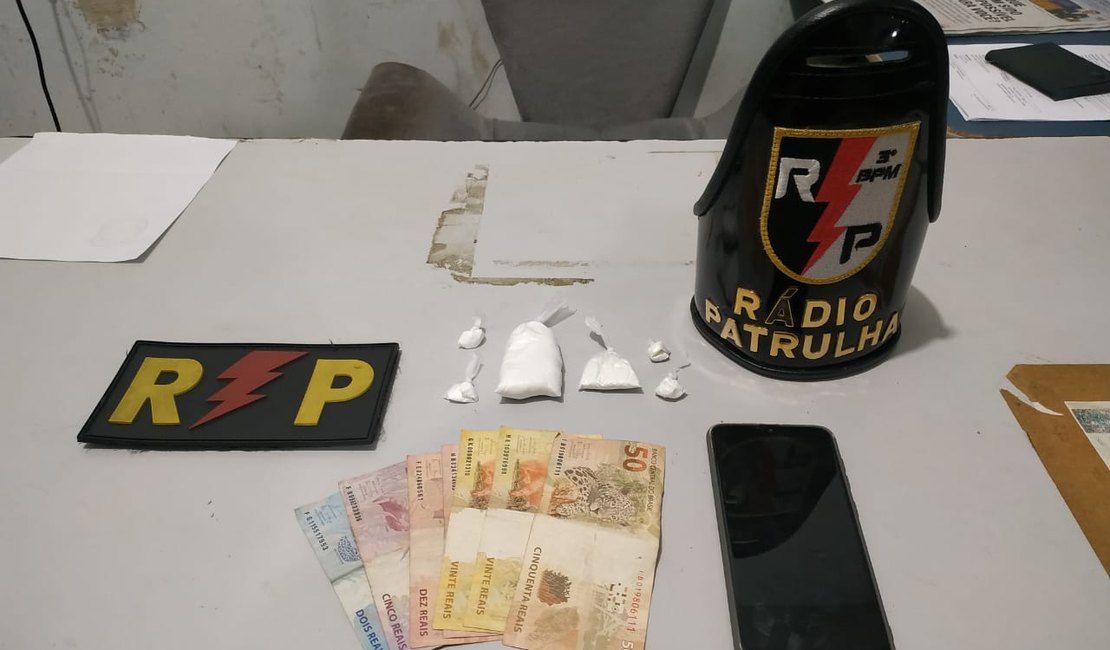 Homem é preso vendendo drogas em posto de combustíveis em Arapiraca
