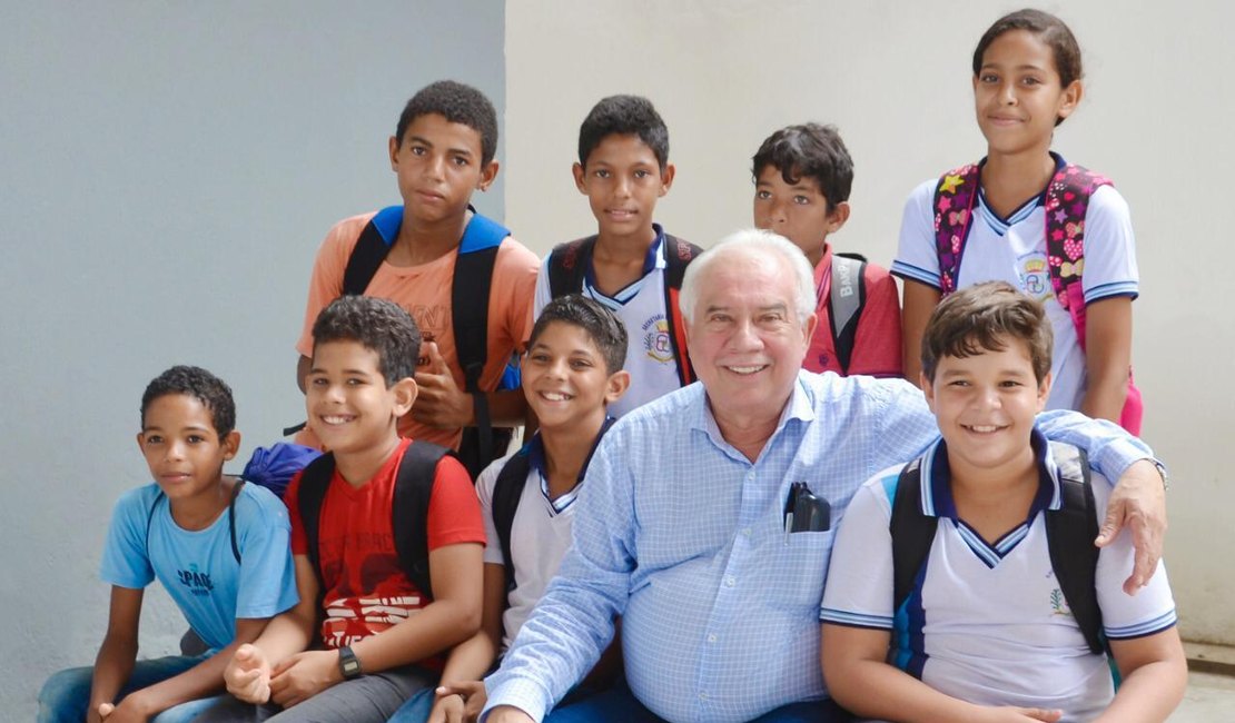 Sérgio Lira recebe título de ‘Prefeito Amigo da Criança’ pela Fundação Abrinq