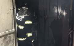 Bombeiros atuaram para apagar as chamas do trailer