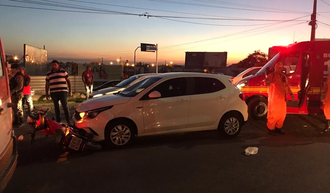 Colisão entre carro e moto deixa um homem ferido próximo a shopping de Arapiraca 