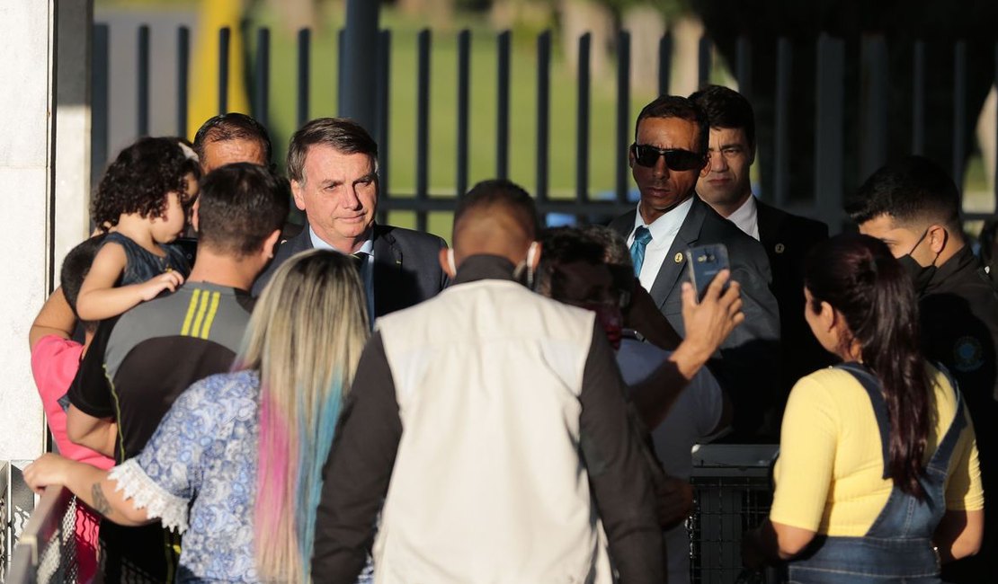Bolsonaro diz que agressão a jornalistas deve ser punida