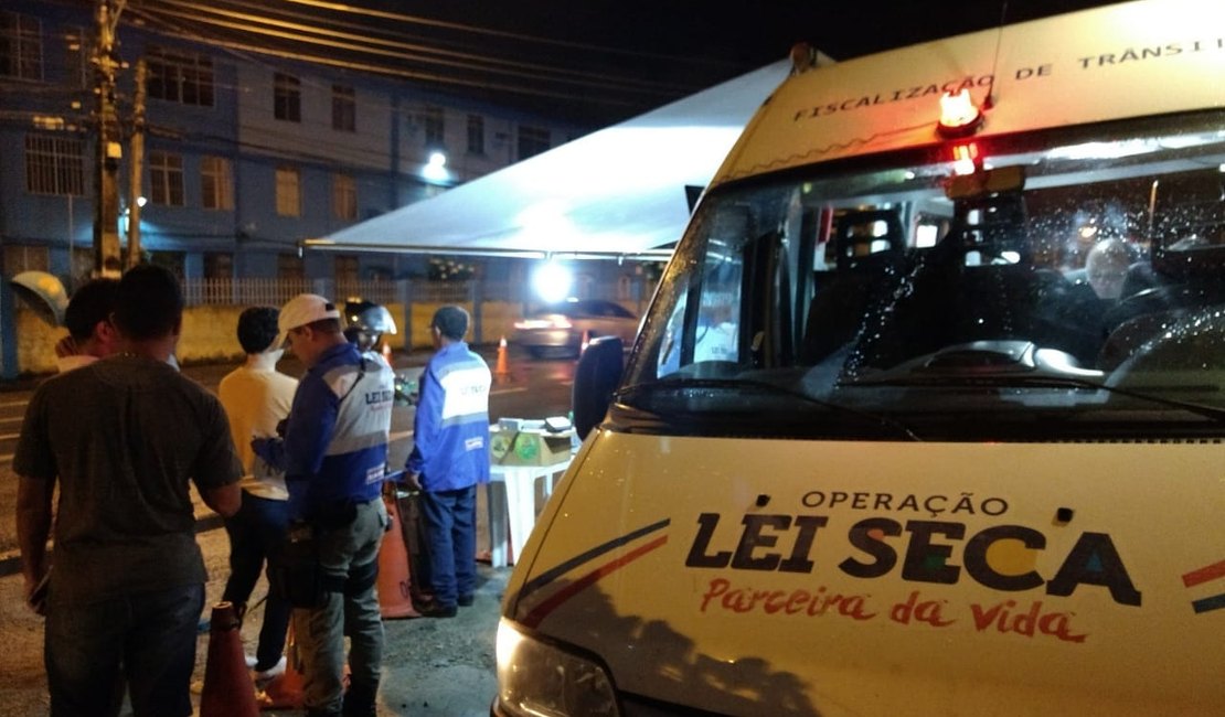 Condutores são presos na Lei Seca no bairro da Santa Lúcia