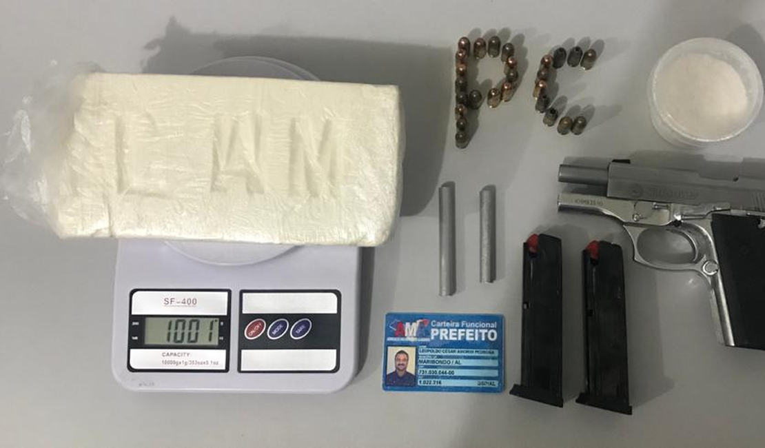 Preso por homicídio, prefeito de Maribondo estava com arma e quase um quilo de cocaína