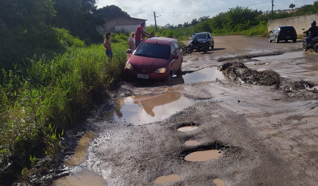 Intransitável: carros atolam ao passar pela Marginal Piauí com buracos e lama em Arapiraca