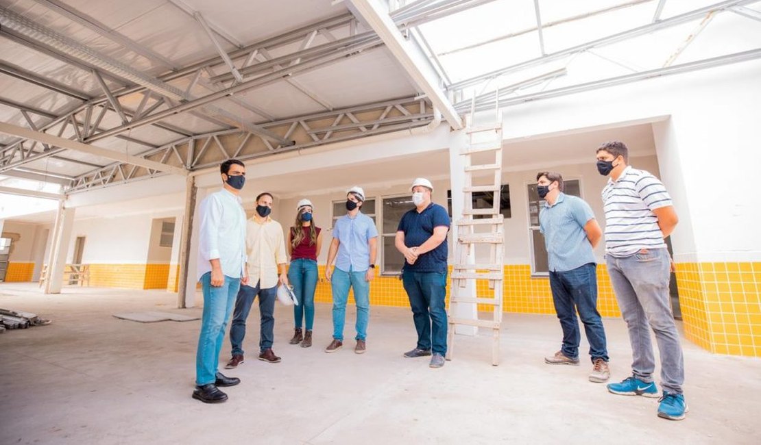 Prefeito JHC visita obra de creche que atenderá 188 crianças no Vergel