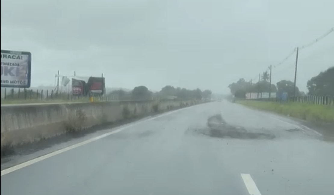 [Vídeo] Grande número de buracos entre Campo Alegre e Arapiraca prejudica tráfego de veículos na AL-220