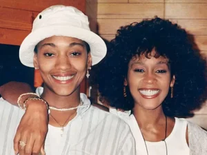 Família tentou proibir namoro lésbico de Whitney Houston em filme