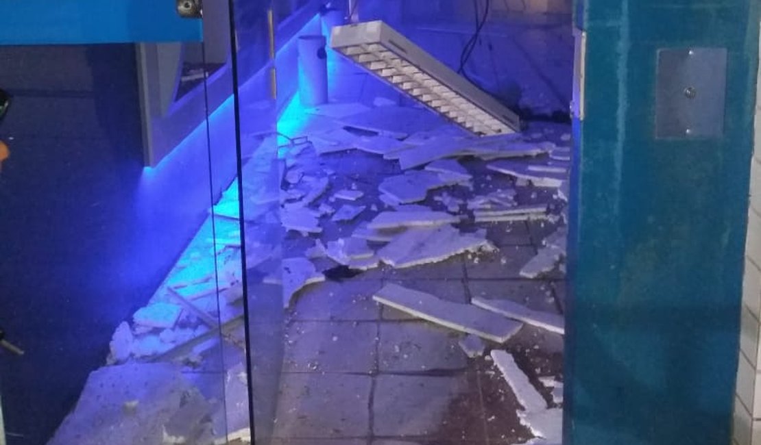 Criminosos explodem agência da Caixa e atacam BB em Porto Calvo