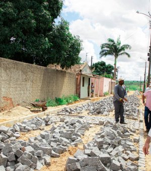 Prefeito de Arapiraca acompanha construção de unidade de ensino e pavimentação de ruas na Vila Capim