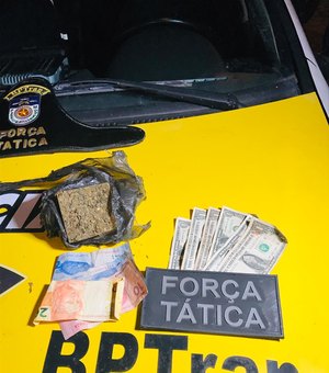 Suspeito de tráfico de drogas é preso com tablete de maconha e notas de dólar 