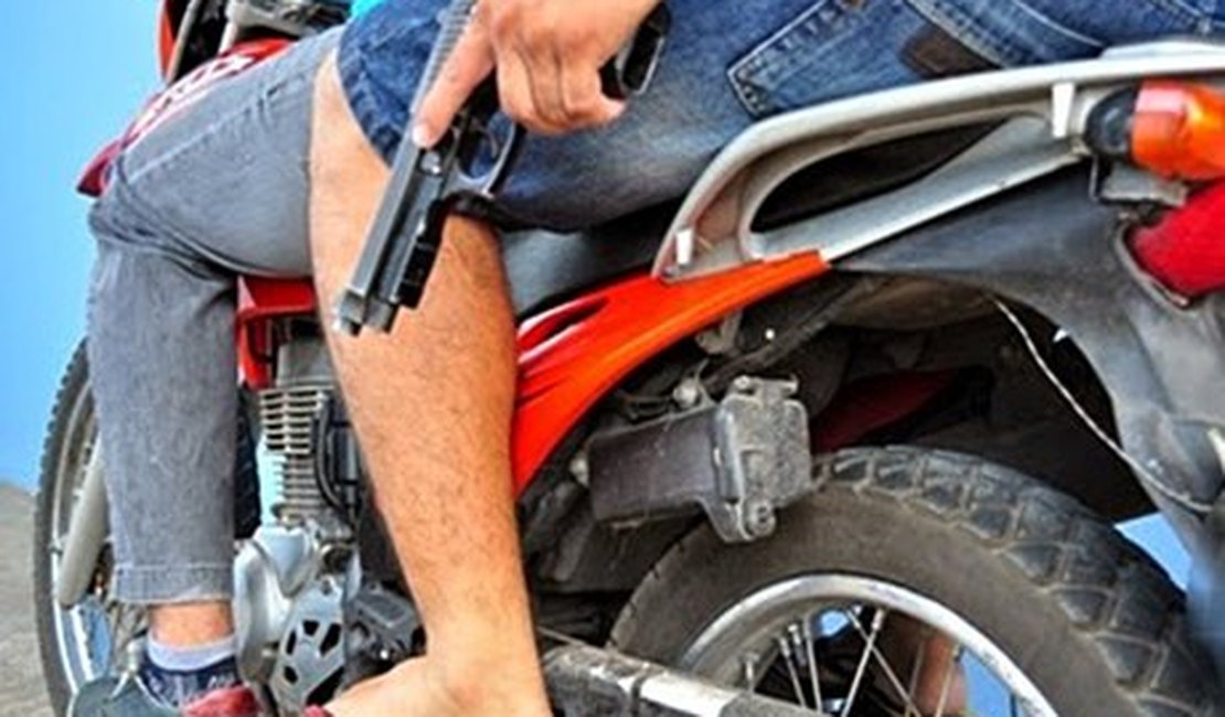 Dupla rouba motocicleta e foge deixando uma das motos para trás, em Arapiraca