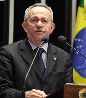 Senador Benedito de Lira vota a favor da vaquejada