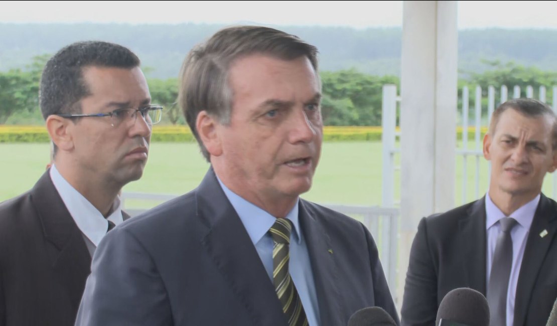 Após criticar isolamento, Jair Bolsonaro amplia lista de serviços essenciais