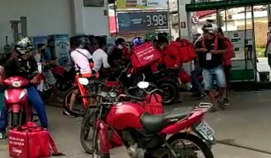[Vídeo] Homem tenta roubar entregador de comida e é espancado em Maceió