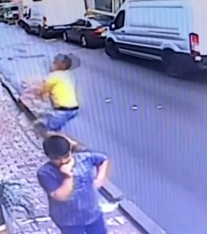 [Vídeo] Jovem salva menina que caiu do segundo andar de prédio