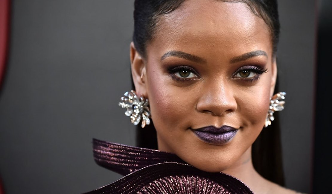 Rihanna machuca rosto após acidente com moto elétrica, diz revista