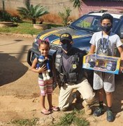 PRF presenteia garoto que sonha ser policial: “Orgulhar minha família”