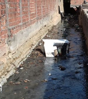 Equipes da Slum fazem limpeza no canal da Grota do Cigano