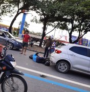 Acidente na Fernandes Lima deixa motoqueiro ferido