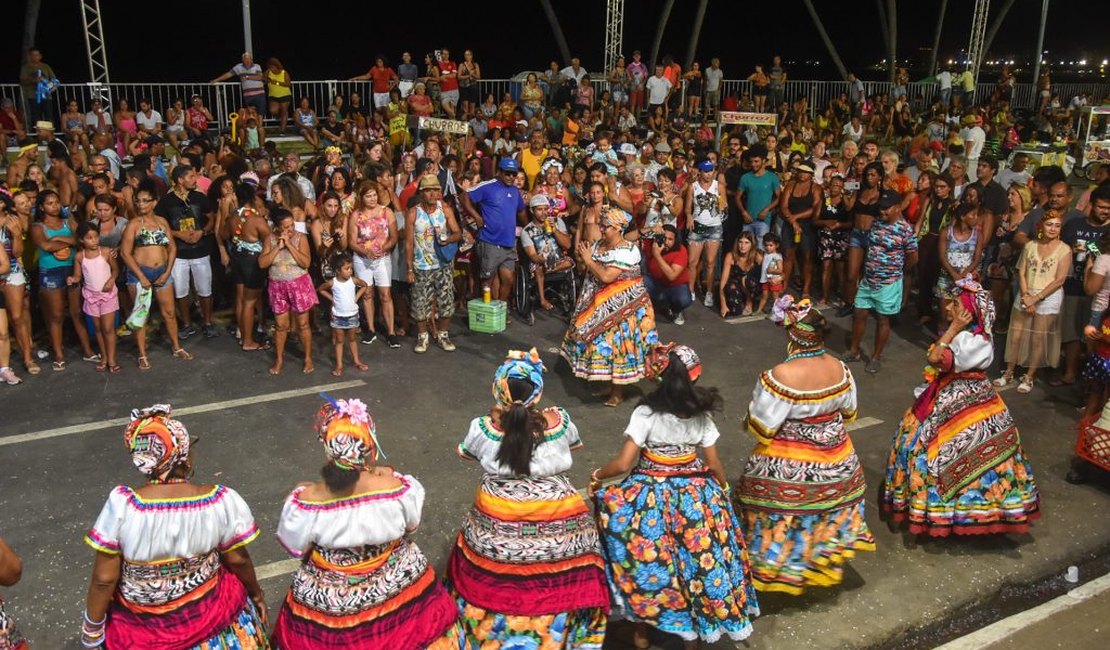 Maceioenses e turistas se despedem do Carnaval 2020