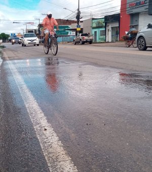 [Vídeo] Cano estourado provoca vazamento de água potável na Avenida Lamenha Filho