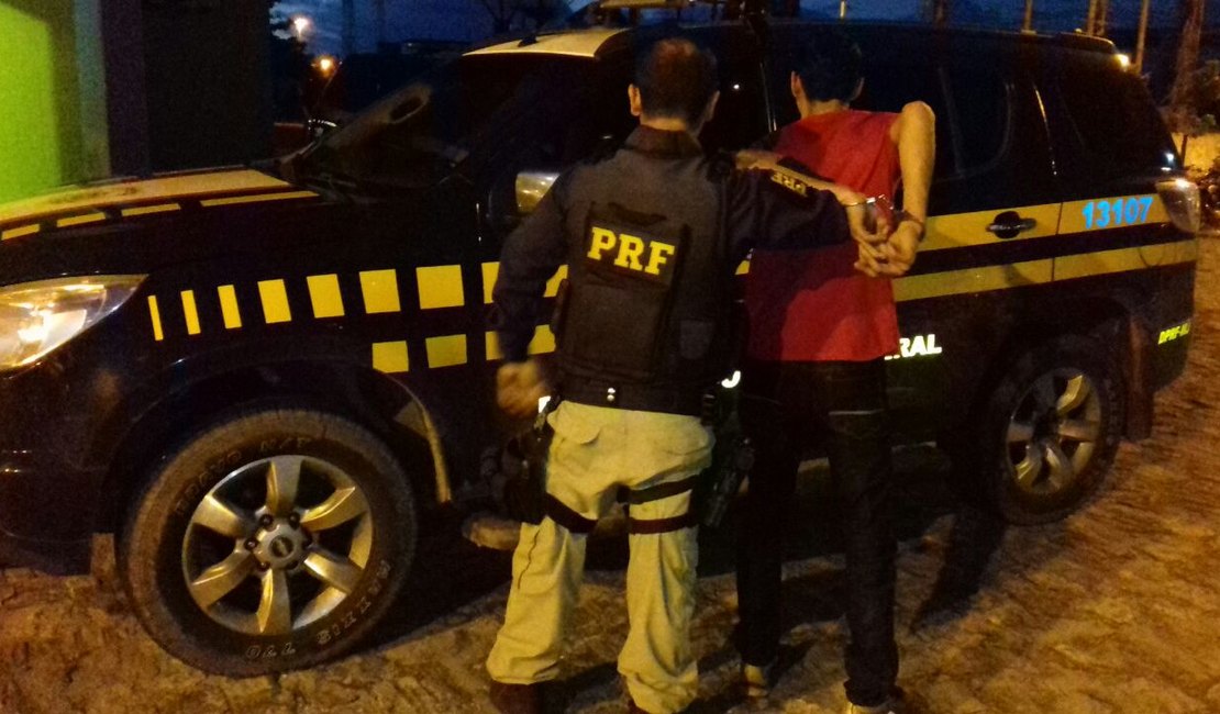 Para escapar da polícia, acusado de roubo e estupro utiliza identidade do irmão