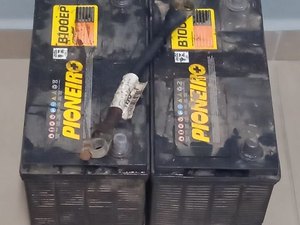 Homens são flagrados ao realizar furto de baterias de caminhão tombado em Serra das Espias