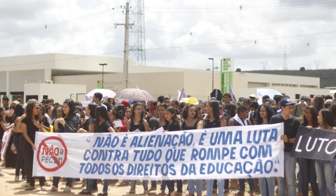 Estudantes do Ifal realizam passeata contra a PEC 241 em Murici