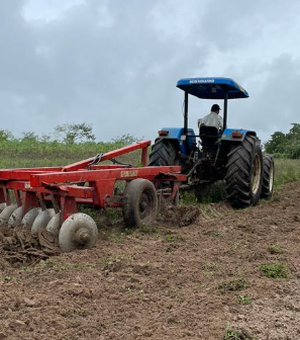 Prefeito Bueno Higino garante mais de 8 mil tarefas de terras aradas para agricultores em Coité do Nóia