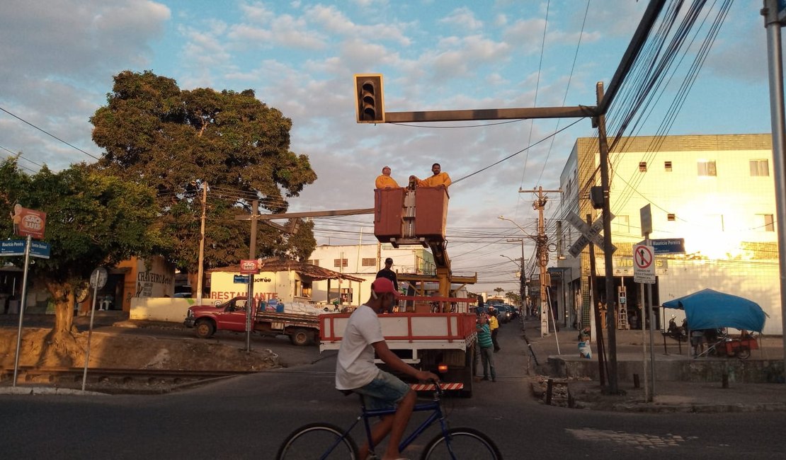 [Vídeos] SMTT prepara semáforos para mudança no trânsito em cruzamento das ruas Santos Dumont e Maurício Pereira