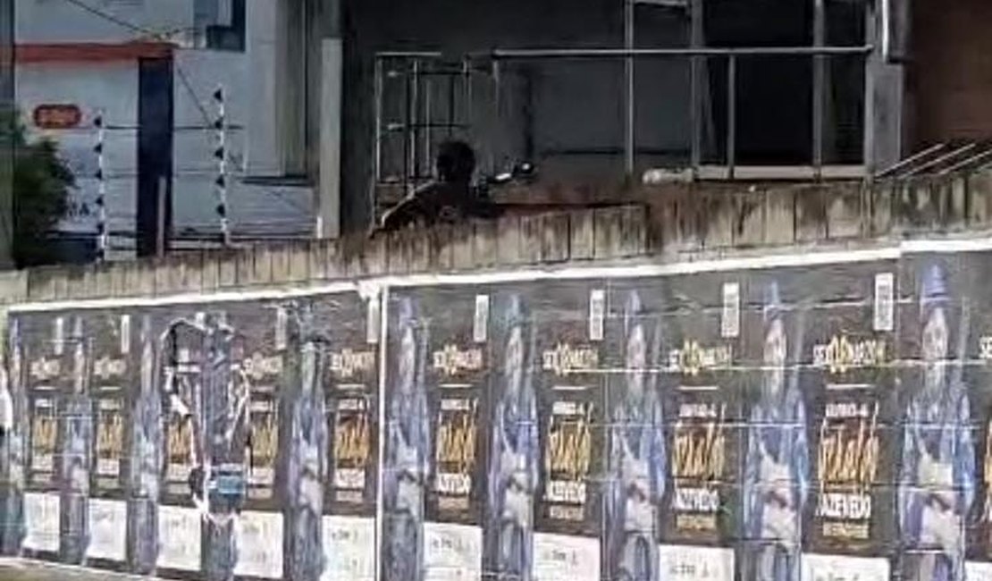 Homem é flagrado furtando ferros da cerca elétrica em supermercado fechado de Arapiraca