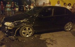 Motorista embriagado causa colisão entre dois carros