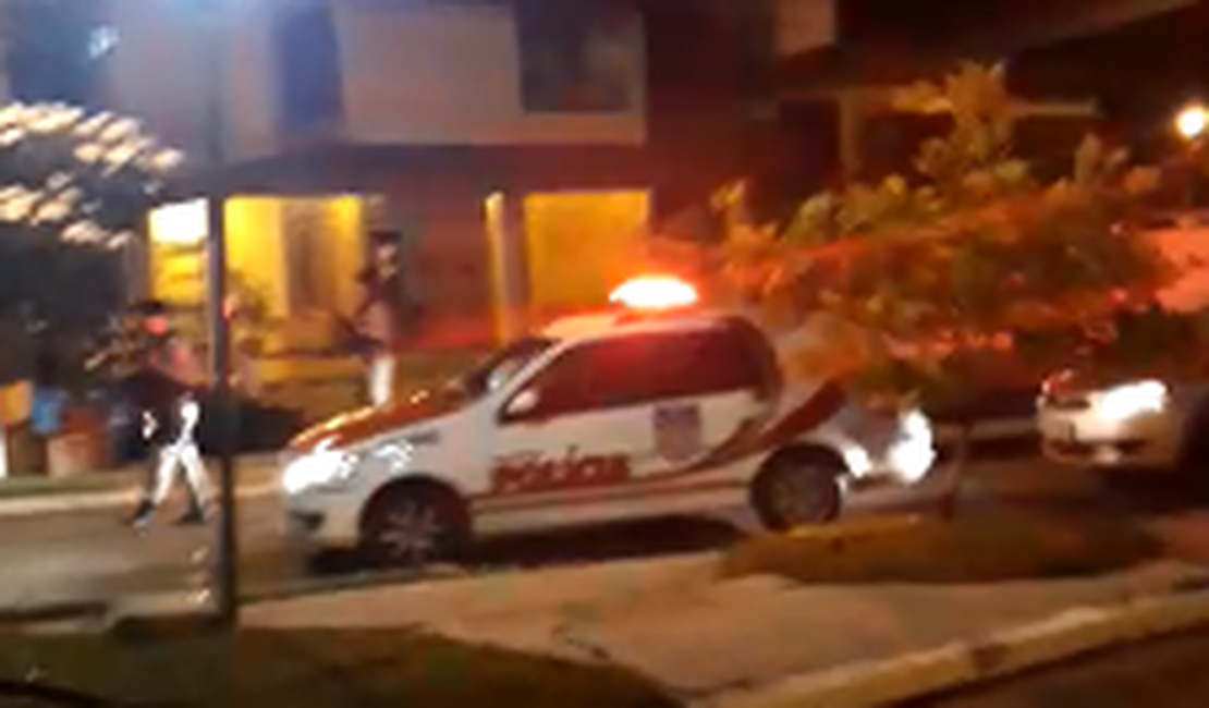 Promotor que atirou em caixa de som cometeu crime de dano, diz MP