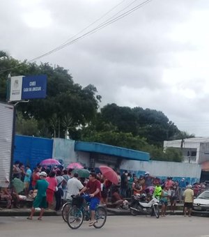 Distribuição de cestas básicas gera fila e aglomeração em bairro de Maceió