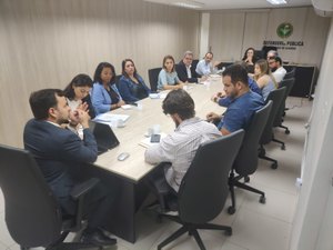 Defensoria Pública, Águas do Sertão e Arsal discutem sobre denúncias no aumento da fatura após troca de hidrômetro