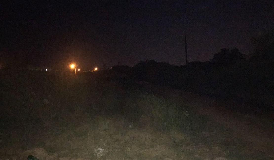 Bairro de Arapiraca está há quase um ano sem iluminação, moradores reclamam