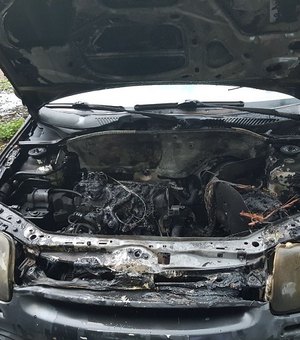 Carro fica parcialmente destruído após pegar fogo em Delmiro Gouveia