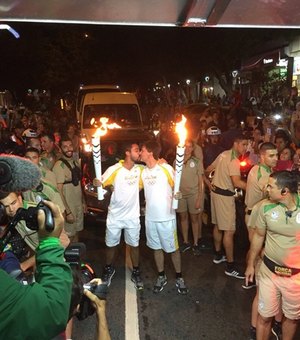 Revezamento da tocha olímpica no Rio de Janeiro tem beijo gay
