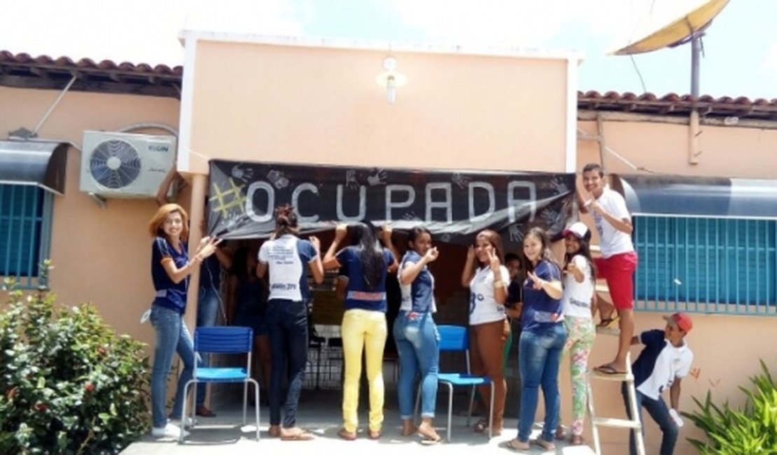 Estudantes ocupam escola no último dia de prazo do MEC, no Agreste de Alagoas