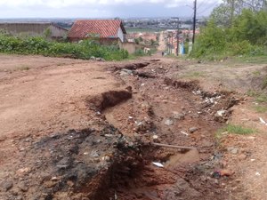 [Vídeo] Chuvas provocam crateras em ruas de Arapiraca