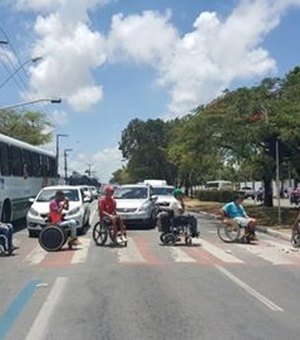 Cadeirantes quebram calçadas em protesto contra falta de acessibilidade em avenida