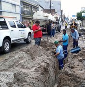 Casal conclui serviço de substituição de rede de água no Centro de Maceió