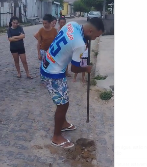Moradores de Santana do Ipanema tentam quebrar canos da Águas do Sertão em protesto pela falta de água