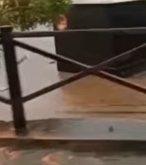 [Vídeo]  Praça da antiga estação de trem é tomada pela água da chuva em Palmeira dos Índios