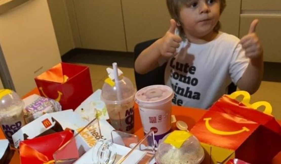 Menino de 3 anos “rouba” celular da mãe e faz pedido de R$ 400 em lanche