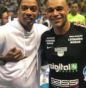 Ronaldinho usa sósia para ‘driblar’ torcida e Justiça em evento