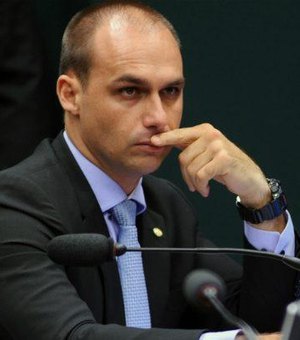 Filho de Bolsonaro elogia ação da Justiça Eleitoral em universidades