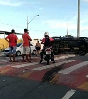 [Vídeo] Capotamento deixa trânsito lento no bairro do Farol