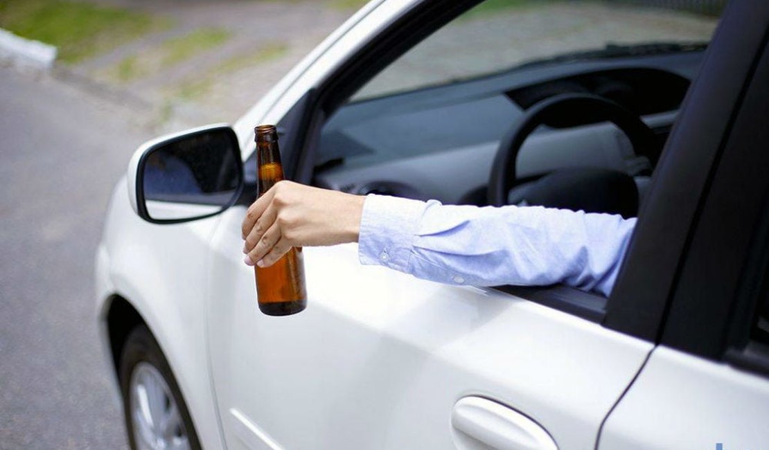 Homem com sinais de embriaguez é preso conduzindo veículo em Maceió